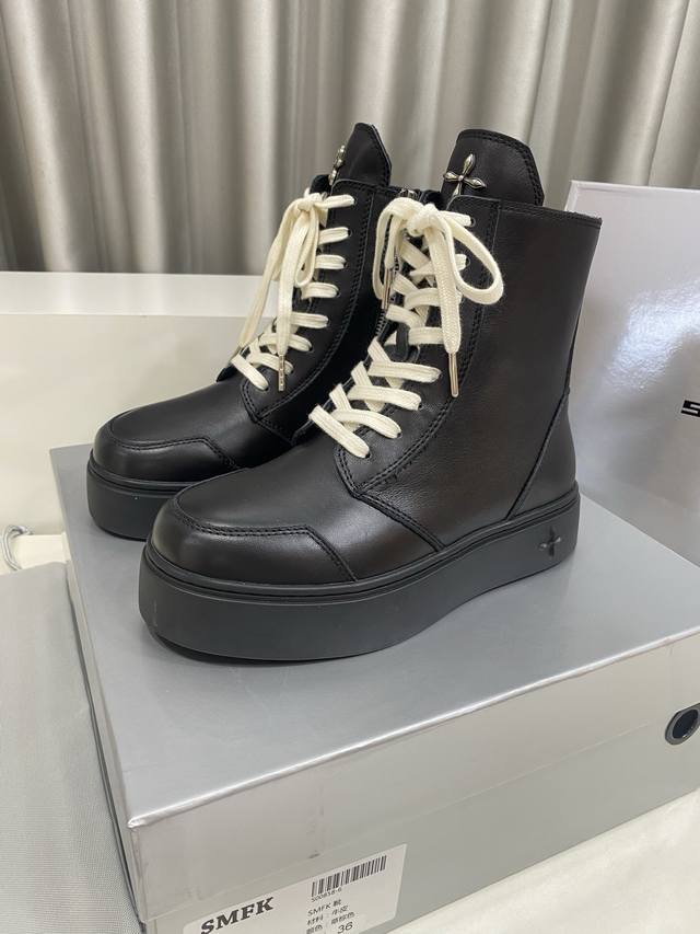 Smfk 小众潮牌 25Ss爆款新品 厚底 休闲鞋 马丁靴 这双Smfk单品，完美诠释了品牌独特的潮流态度与先锋设计理念。 厚底巧妙拉长腿部线条，让穿着者轻松拥