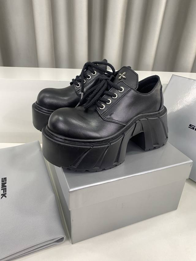 Smfk 最新火爆款十字花 厚底休闲 运动鞋暗黑系列！ 百搭的极简风 国潮新作继承了诸多品牌制胜的流行元素，超级酷 黑暗百搭风 采用高密度透气牛皮 而成，配有高