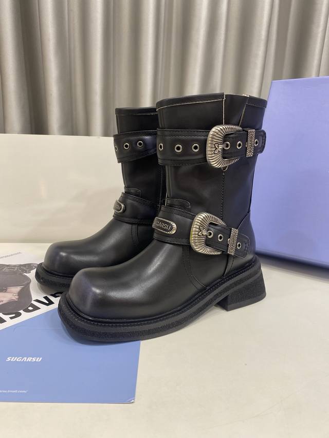 Sugarsu 酥屡秋冬必备的单品 擦色 马丁靴 侧颜秒杀全场 可甜可酷 厚底方头设计 五金气孔质感十足 会随着光线折射出光 波浪边设计 工艺 侧拉链设计 好脱