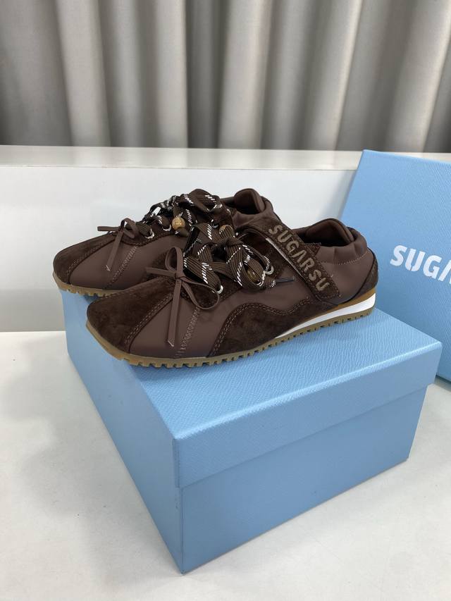 Sugarsu酥屡 最新火爆款 方头芭蕾拼色阿甘休闲运动跳舞鞋 经典的玛丽珍设计 融入德训鞋文化 国潮新作继承了诸多品牌制胜的流行元素，势必大热 帆 细节还确保