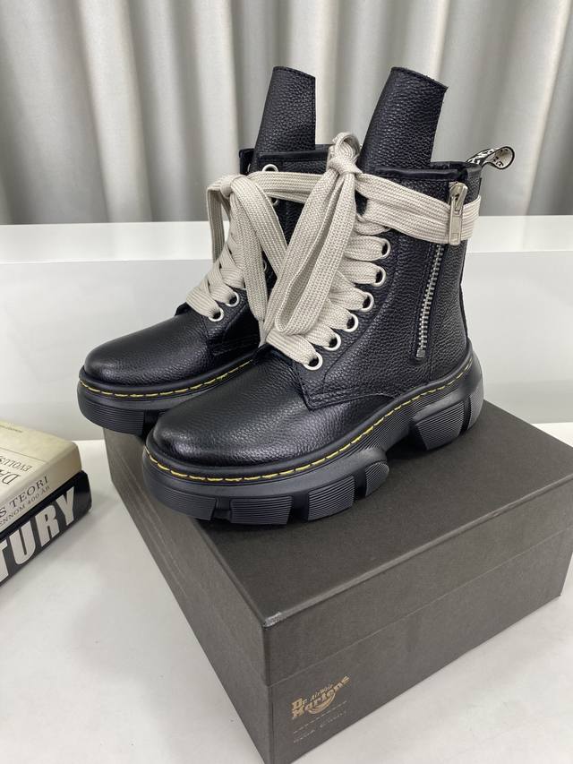 Dr. Martens X Rick Owens机能 运动 疯狂绑带马丁靴 超前的疯狂绑带设计，刷新视觉美感，新品更是采用啦Evi发泡轮胎大底，解决啦一代 二代