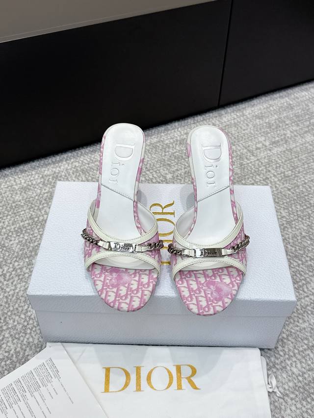 代购级 Dio*25S新款 老花刺绣Logo高跟鞋 上脚的脚感简直绝了！超级无敌舒适！垫脚分层凸起设计，更符合人体工学！走路更舒适！鞋面采用魔术贴刺绣工艺，精美