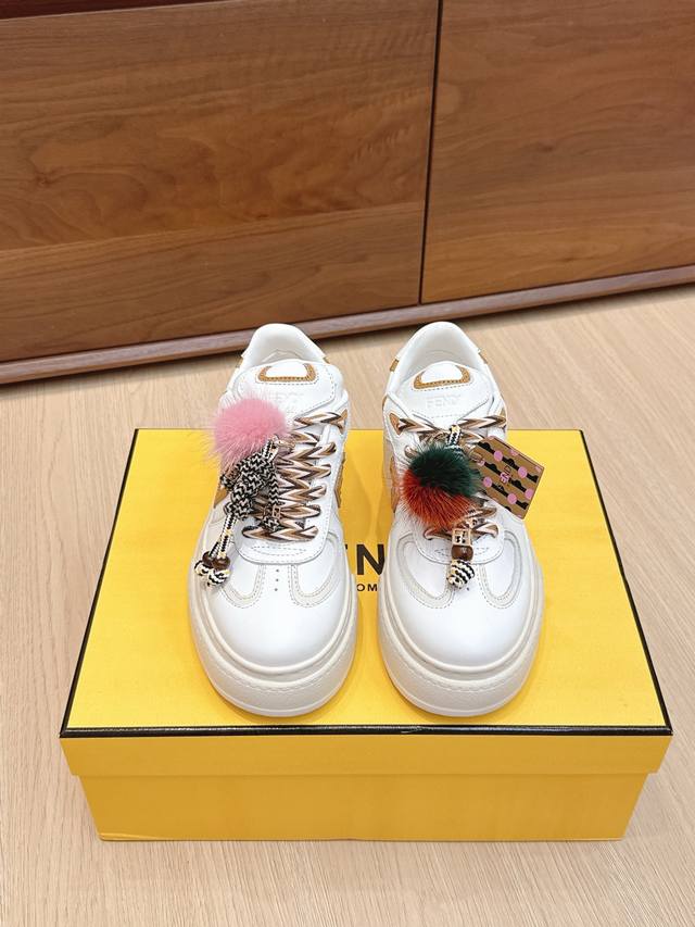 代购级 Fendi Match Platform 芬迪新款厚底休闲运动鞋 鞋型差不多 添加了Ff复古的设计 鞋面采用麂皮和皮革拼接组合 侧面凸起的双F Logo