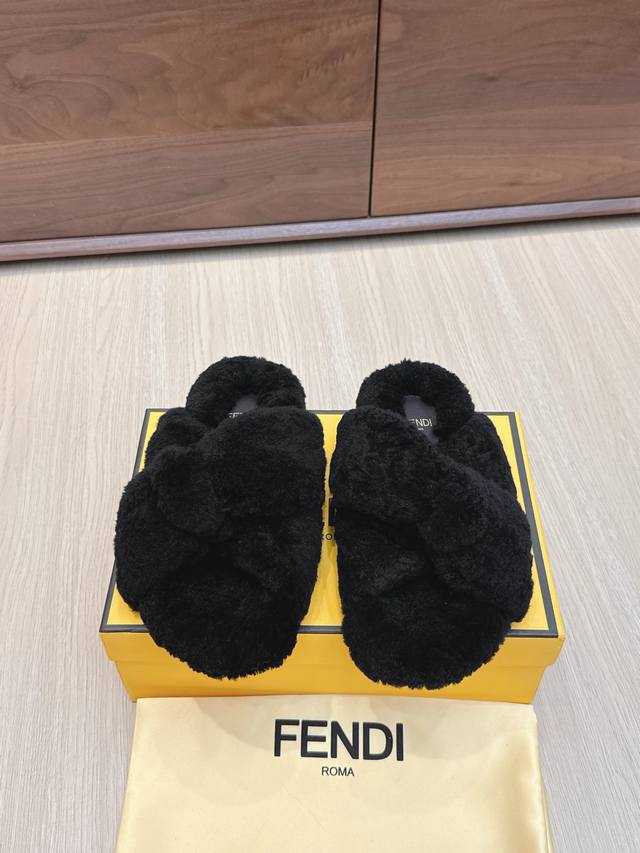 225 Fendi 芬迪走秀主推羊毛拖鞋系列，新品上线，芬具桌脚设计灵感改创于今年秀场的主推系列鞋履 当季新品拖鞋，众所周知，鞋子永远设计为高级感满满的，高端大