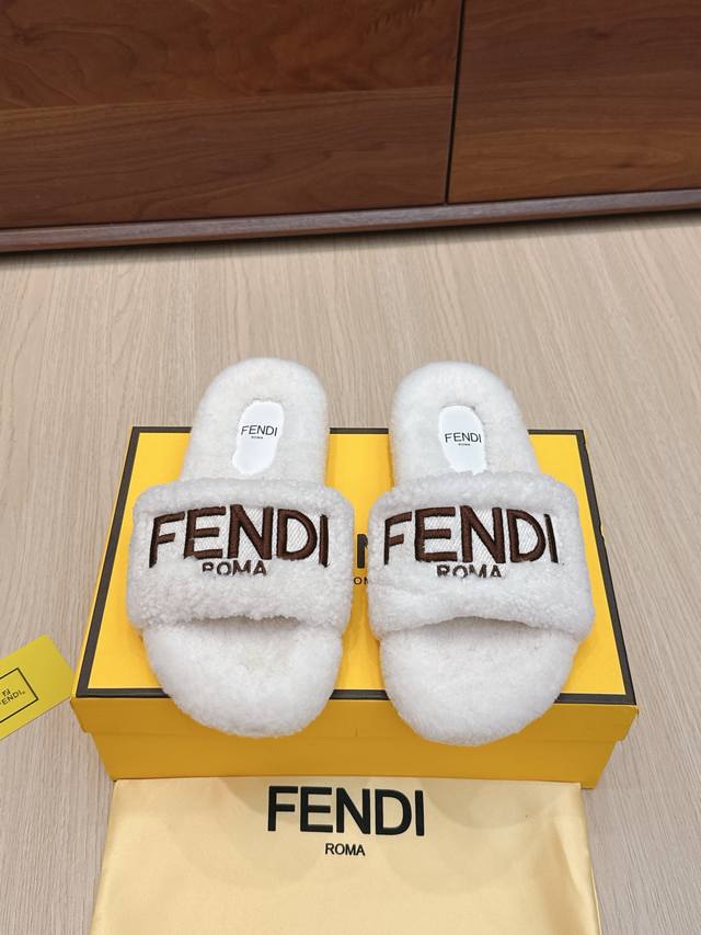 代购级 225 Fendi 芬迪走秀主推羊毛拖鞋系列，新品上线，芬具桌脚设计灵感改创于今年秀场的主推系列鞋履 当季新品拖鞋，众所周知，鞋子永远设计为高级感满满的