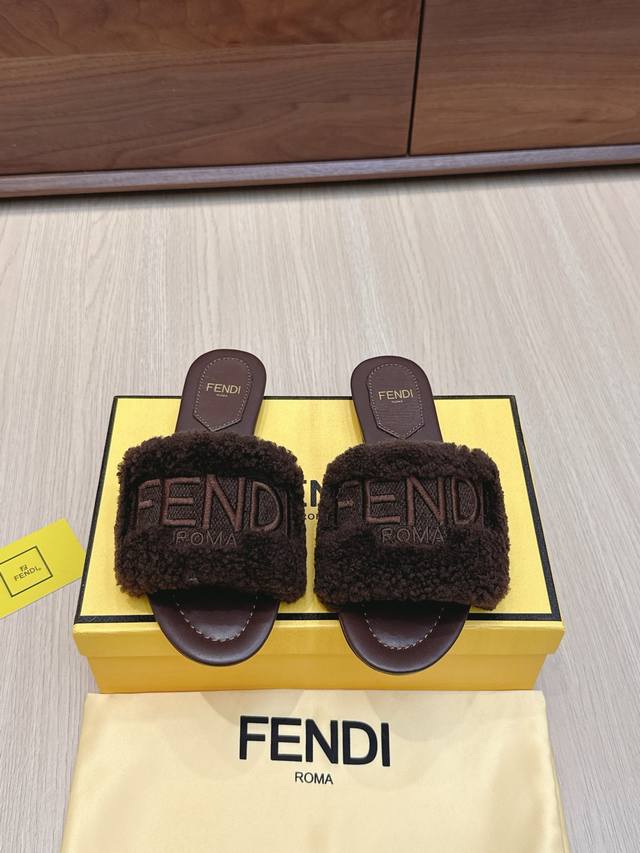 代购级 225 Fendi 芬迪走秀主推羊毛拖鞋系列，新品上线，芬具桌脚设计灵感改创于今年秀场的主推系列鞋履 当季新品拖鞋，众所周知，鞋子永远设计为高级感满满的