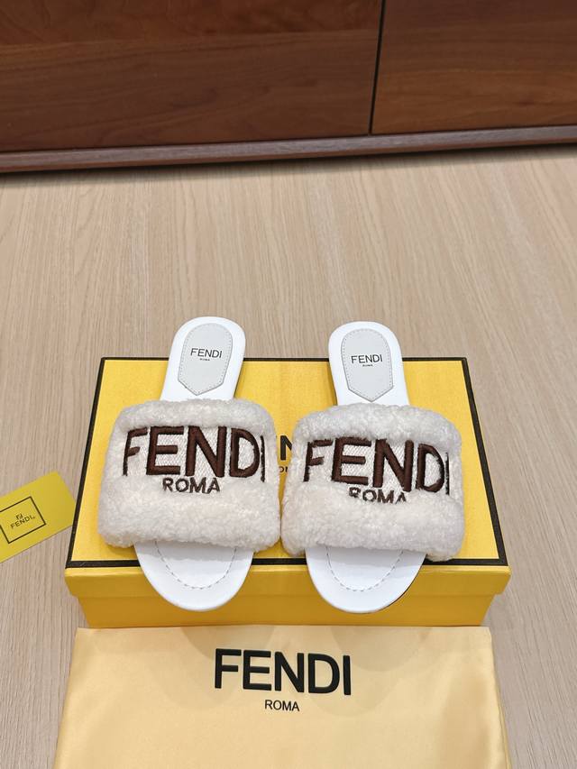代购级 225 Fendi 芬迪走秀主推羊毛拖鞋系列，新品上线，芬具桌脚设计灵感改创于今年秀场的主推系列鞋履 当季新品拖鞋，众所周知，鞋子永远设计为高级感满满的