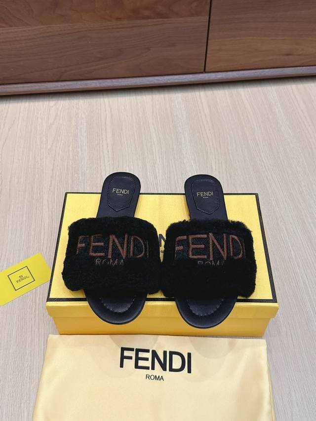 代购级 225 Fendi 芬迪走秀主推羊毛拖鞋系列，新品上线，芬具桌脚设计灵感改创于今年秀场的主推系列鞋履 当季新品拖鞋，众所周知，鞋子永远设计为高级感满满的