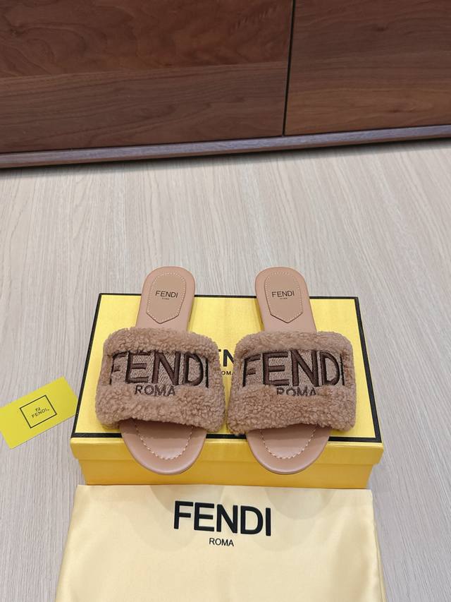 代购级 225 Fendi 芬迪走秀主推羊毛拖鞋系列，新品上线，芬具桌脚设计灵感改创于今年秀场的主推系列鞋履 当季新品拖鞋，众所周知，鞋子永远设计为高级感满满的