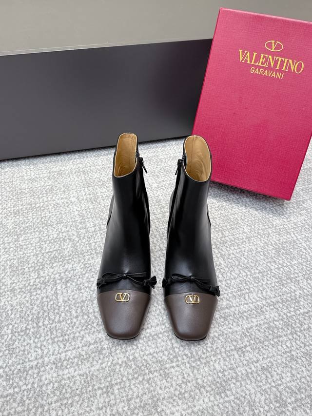 代购级 Valentin* 华伦天奴新款 秋冬百搭素面靴上新 三个款型全新的诠释方式首发！最新百搭长短靴众多明星同款！时尚度爆棚～ 鞋面： 原版定制丝绸牛皮 内
