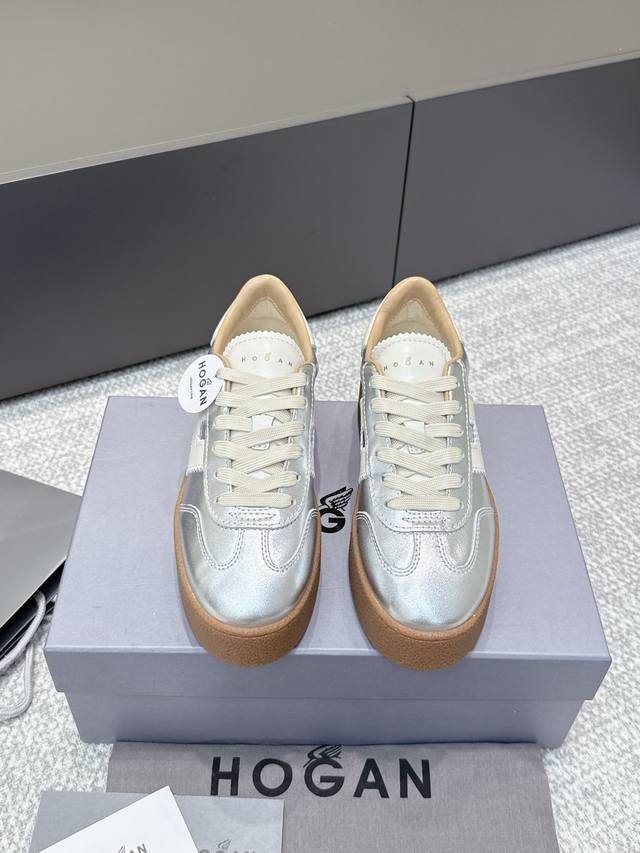代购级 最新款 Hogan 厚底饼干鞋， New最新款来喽！，饼干鞋系列终于出金属配色啦 鞋面麂皮拼接了小牛皮的，兼顾了透气性与耐磨性超级适合夏天穿着 鞋头也做