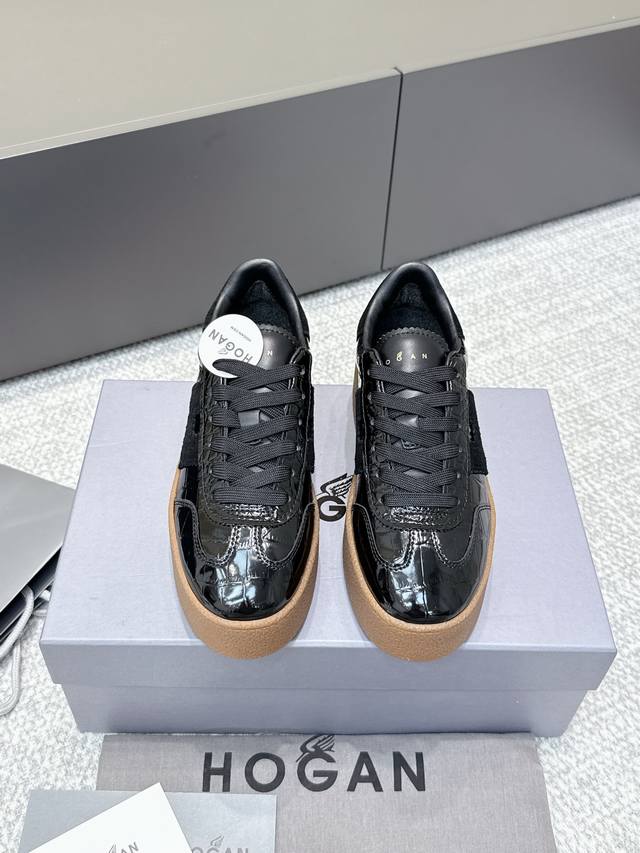 代购级 最新款 Hogan 厚底饼干鞋， New最新款来喽！，饼干鞋系列终于出金属配色啦 鞋面麂皮拼接了小牛皮的，兼顾了透气性与耐磨性超级适合夏天穿着 鞋头也做