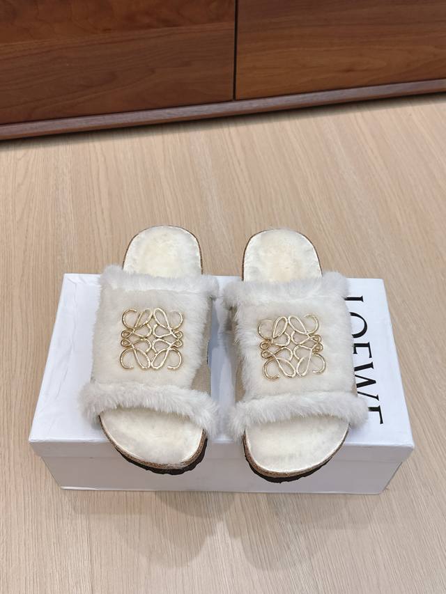 代购级 Loewe X Birkenstock 罗意威X勃肯鞋毛毛 博肯皮革绒面双扣时尚休闲平底鞋 牛皮绒面革质地柔软搭配可调节鞋扣提升穿着舒适度⑤ 人体工学设