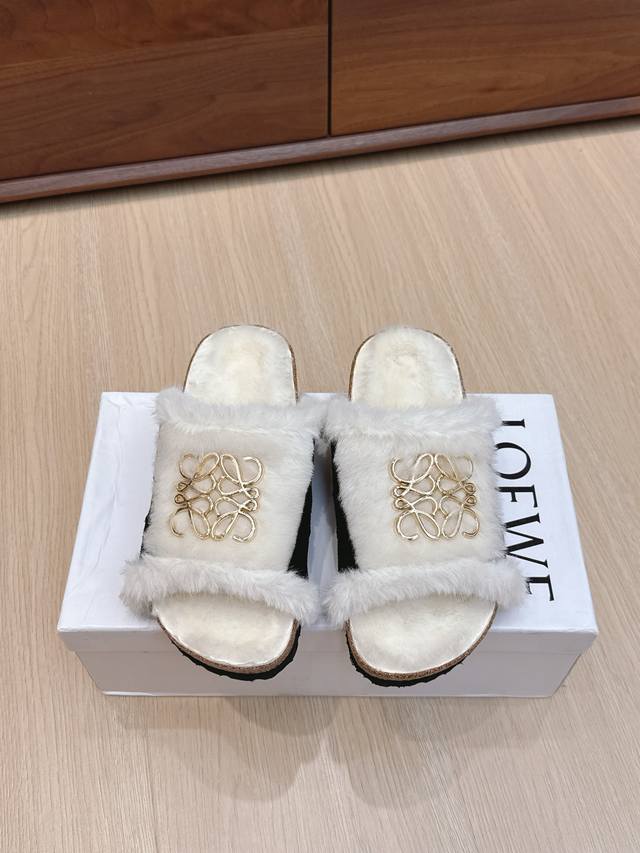 代购级 Loewe X Birkenstock 罗意威X勃肯鞋毛毛 博肯皮革绒面双扣时尚休闲平底鞋 牛皮绒面革质地柔软搭配可调节鞋扣提升穿着舒适度⑤ 人体工学设