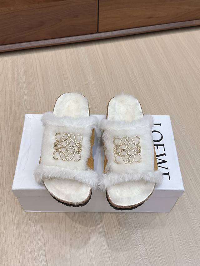 代购级 Loewe X Birkenstock 罗意威X勃肯鞋毛毛 博肯皮革绒面双扣时尚休闲平底鞋 牛皮绒面革质地柔软搭配可调节鞋扣提升穿着舒适度⑤ 人体工学设