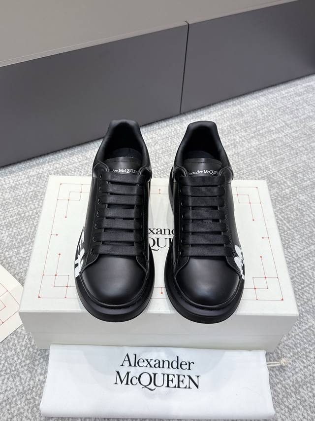 代购级 男+10 # 麦昆当之无愧算是小白鞋里的经典之王 市面上做的人也确实不在少数，版本也是参差不齐但真正离正品还是有一段距离！请看我们独家 1独家定制的最新