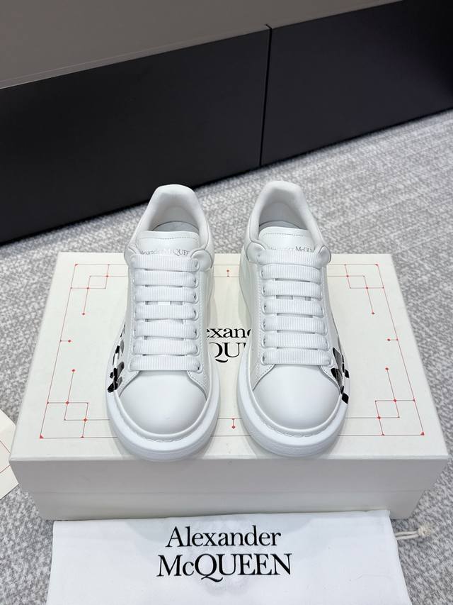 代购级 男+10 # 麦昆当之无愧算是小白鞋里的经典之王 市面上做的人也确实不在少数，版本也是参差不齐但真正离正品还是有一段距离！请看我们独家 1独家定制的最新