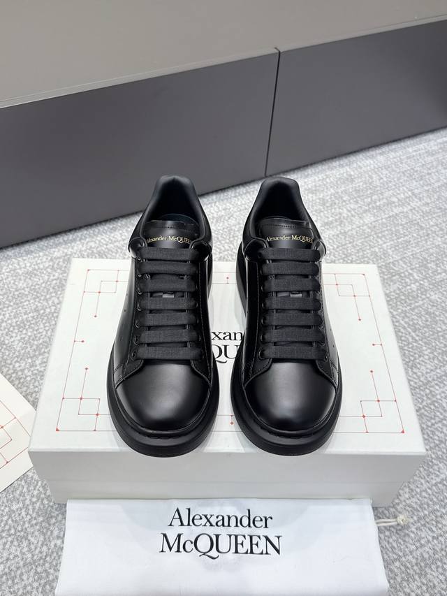 代购级 男+10 # 麦昆当之无愧算是小白鞋里的经典之王 市面上做的人也确实不在少数，版本也是参差不齐但真正离正品还是有一段距离！请看我们独家 1独家定制的最新