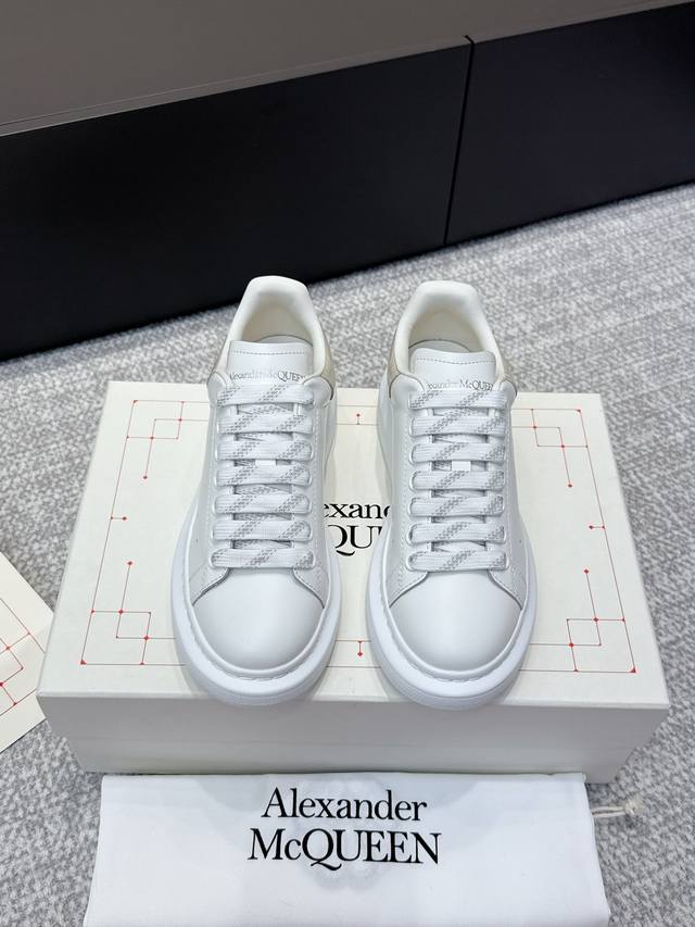 代购级 男+10 # 麦昆当之无愧算是小白鞋里的经典之王 市面上做的人也确实不在少数，版本也是参差不齐但真正离正品还是有一段距离！请看我们独家 1独家定制的最新