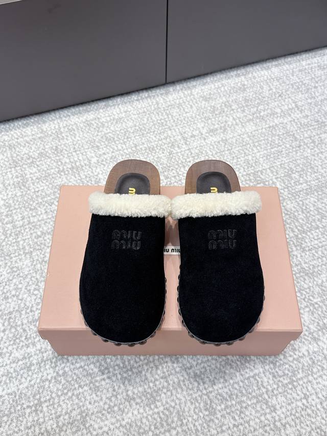 代购级 Miu Miu 25Ss秋冬新款 羊毛拖鞋 鞋Miumiu秀场适当独一无二的擦色工艺工艺来自Miu Miu系列的细节特写 新季的潮流要素一此刻挚爱的概念