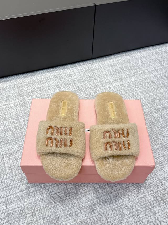 代购级 Miu Miu 25Ss 秋冬新品毛拖～ 秋冬新宠 百搭时髦单品！ 不管居家还是外穿都是品味的象征性！ 秋冬搭配袜子 那更是太绝太绝了 进口澳洲真羊毛，