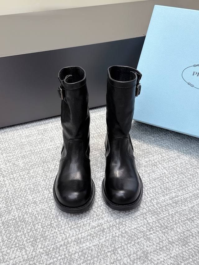 代购级 Prada普拉达 25Ss 秋冬 复古西部牛仔靴 时尚机车马丁靴，独到味道，人人都爱也轻松驾驭 每年都会爆.还有就是百搭经典的鞋楦，足以征服你，穿上它，