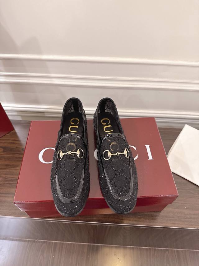 Gucci Jordaan系列女士网纱水晶钻乐福鞋 作为Gucci设计传承的杰出代表，Jordaan系列饰马衔扣乐福鞋生动彰显经典优雅格调。这款鞋履这款鞋履甄选