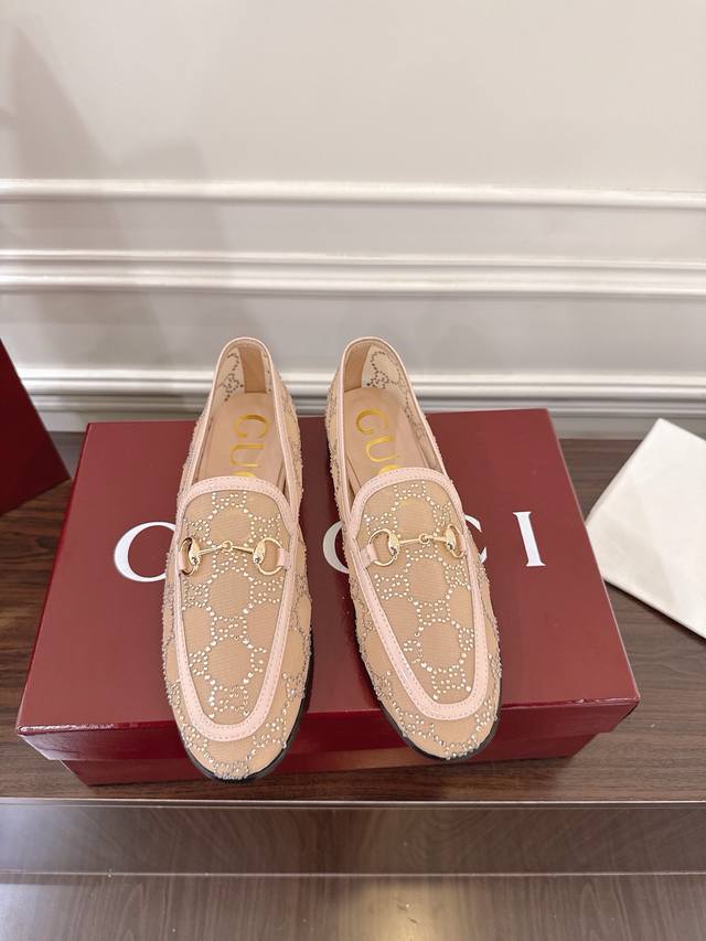 Gucci Jordaan系列女士网纱水晶钻乐福鞋 作为Gucci设计传承的杰出代表，Jordaan系列饰马衔扣乐福鞋生动彰显经典优雅格调。这款鞋履这款鞋履甄选