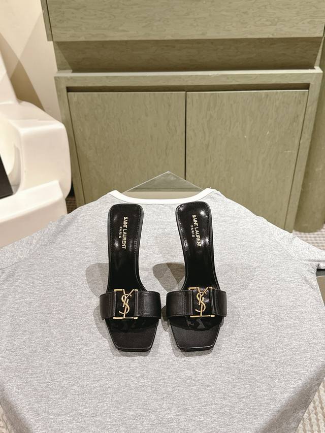 重工货 225 Ysl圣罗兰女神高货绝绝子专柜最新系列新品！ ★★★★★ 顶级代购版本 超精致一比一零离距打造！用最好料材打造最好鞋子！ 五金华丽扣方头 细高跟