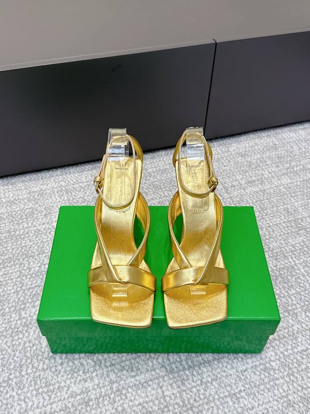 代购级 Bv Riva Strap Sandal 女士 凉鞋 系列 高跟9Cm 手工制作 这款经典款 简直Bv最新天花板啦 彩色百搭 手工而成 高档舒适 面料选