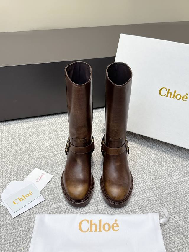 代购级 Chloé克洛伊 寇依 2025Ss切尔西靴中筒靴 请认准高版本 这款靴子在设计上独具匠心 以绑带与皮带元素作为亮点 不仅能将靴子稳固贴合于足部 更可随
