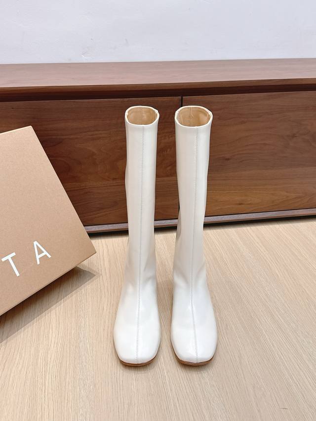 代购级 Miista 25Ss秋冬新款直筒一脚蹬平底长靴极简风骑士靴！ 这种看似简单的款式超级百搭，无论搭配什么颜色衣服都非常棒。 简单款不怕多好穿又好看 随搭