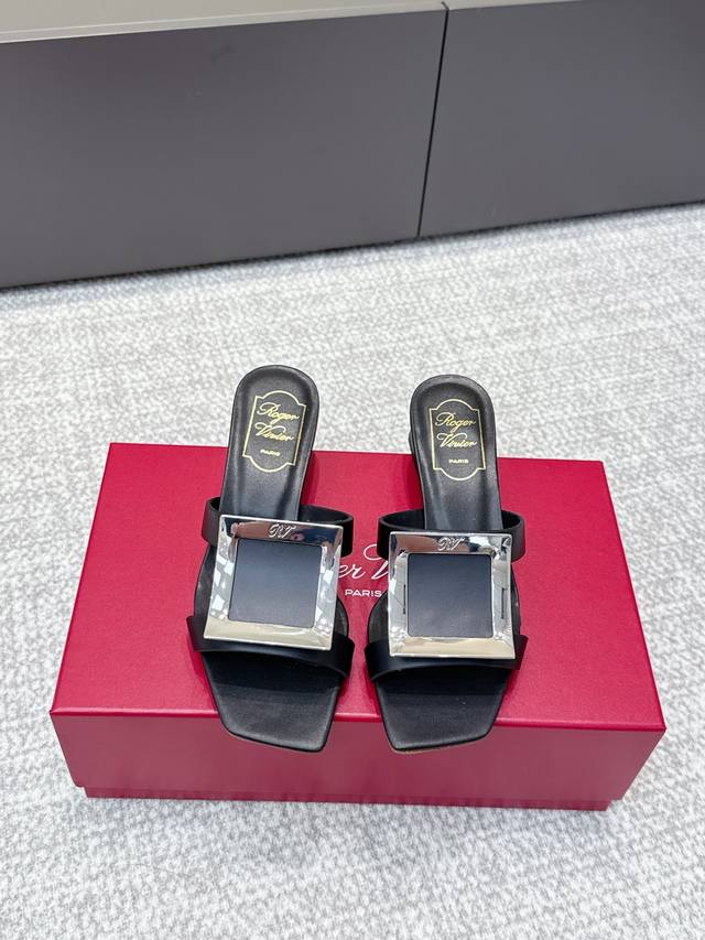 代购级 2025 专柜主打 璀璨钻铜扣一字拖鞋系列 鞋面：原版进口漆皮胎牛皮面和牛皮哑光面！定制五金方扣，钻扣可选！ 内里：内里特定水染头层羊皮，垫脚全粒面水染