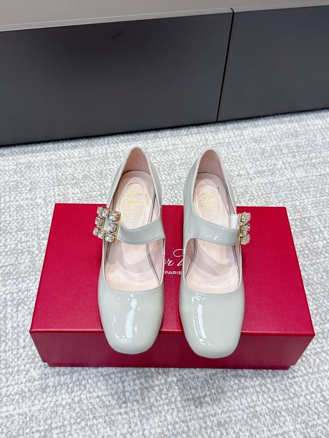 代购级 225专柜Jewel Heel系列新款漆皮扣单鞋上新 ！ ★★★★★ 气质高级的一款，新款方钻扣上脚奢华精致，高级感满满，通勤风名媛风都妥 鞋面：进口定