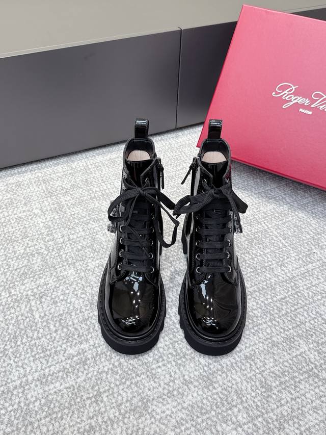 代购级 Roger Vivier2025S秋冬官网推出经典大方扣单鞋原版1:1复刻，刘雯 唐嫣众多明星上脚，无论搭配裙装裤装休闲不失优雅，今年秋冬必买款之一 面