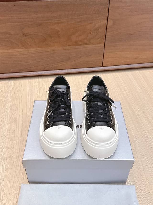 代购级 皮面 春夏新款 十字花 大头厚底 德比鞋 百搭的极简风国潮，新作继承了诸多品牌制胜的流行元素，势必大热 帆布休闲鞋 超级酷 黑暗百搭 风 采用高密度透气