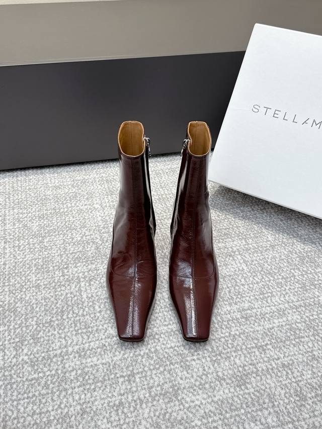 代购级 Stella Mccartney 25Ss 秋冬新款绝美神靴 又A又飒不一定斩男，但一定斩女 鞋型纤细又时髦，微微的堆积感超显腿细 女神的百搭瘦腿靴，轻
