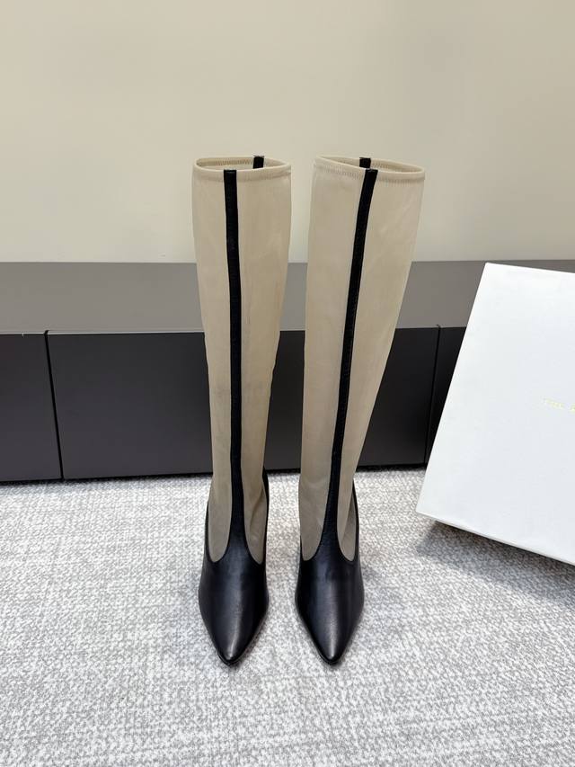 代购级 高品质小众潮牌The Row25春夏法式复古简易风 网纱猫跟凉靴 复古气质女王 整个鞋型简约大气，很干净利落又好搭配！日常穿搭、约会聚会等也能轻松驾驭！