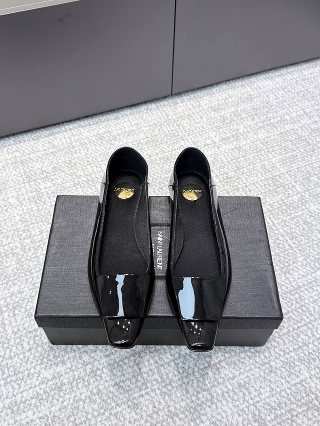 代购级别 Ysl｜2025秋冬新款方头时尚百搭单鞋 Ysl小Logo乐福鞋 标志性的小Logo是这双鞋的灵魂所在 以低调而精致的姿态呈现于鞋身之上。 不同于张扬