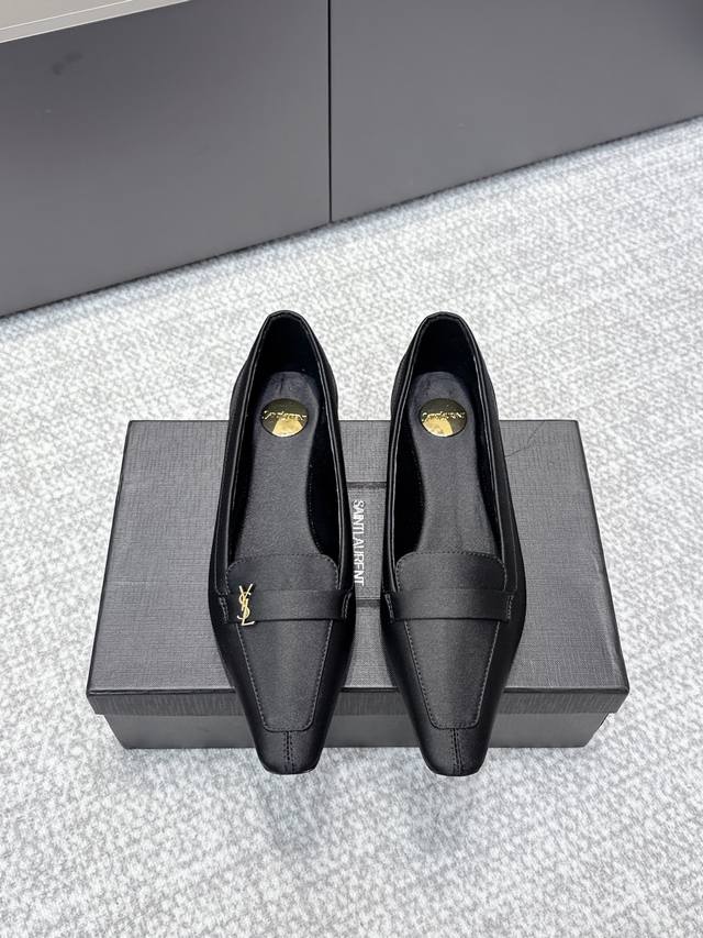 代购级别 Ysl｜2025秋冬新款方头时尚百搭单鞋 Ysl小Logo乐福鞋 标志性的小Logo是这双鞋的灵魂所在 以低调而精致的姿态呈现于鞋身之上。 不同于张扬