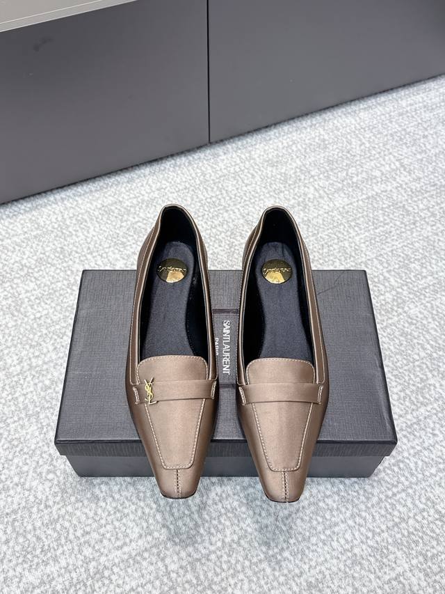 代购级别 Ysl｜2025秋冬新款方头时尚百搭单鞋 Ysl小Logo乐福鞋 标志性的小Logo是这双鞋的灵魂所在 以低调而精致的姿态呈现于鞋身之上。 不同于张扬