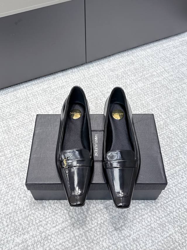 代购级别 Ysl｜2025秋冬新款方头时尚百搭单鞋 Ysl小Logo乐福鞋 标志性的小Logo是这双鞋的灵魂所在 以低调而精致的姿态呈现于鞋身之上。 不同于张扬