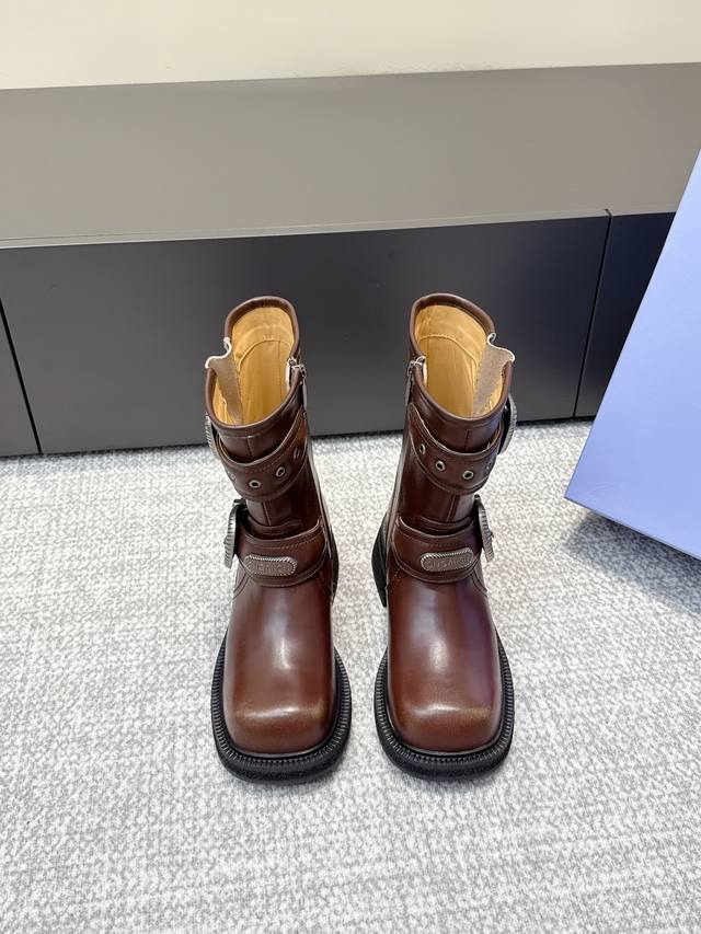 代购级别 Sugarsu｜2025S秋冬新款千禧复古骑士靴 这款堪比顶流款越看越好看！！ 千禧复古×骑士靴 顶流小花迪丽热巴，白鹿，赵今麦，赵昭仪，张予曦 几乎