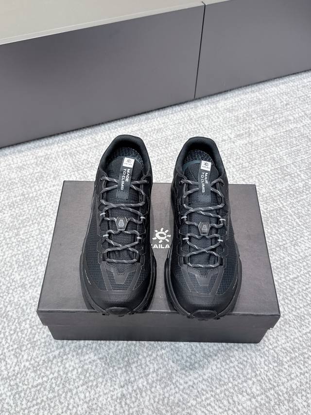代购级 凯乐石 Kailas 山行2 Gtx减震越野跑步鞋 本次 在设计上采用凌厉的山脊线条重构设计语言，中底轮廓呈山脉起伏状。鞋身黑灰银相染，于砂石涌动间唤醒