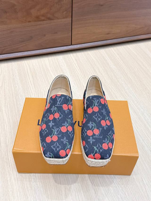 代购级 Lv 路易威登 X Tm 6Am 村上隆联名款樱桃凉鞋2025新款渔夫单鞋顶级版本原版一致 专柜主打最新款 Lv X Tm 6Am 村上隆联名款硬货上