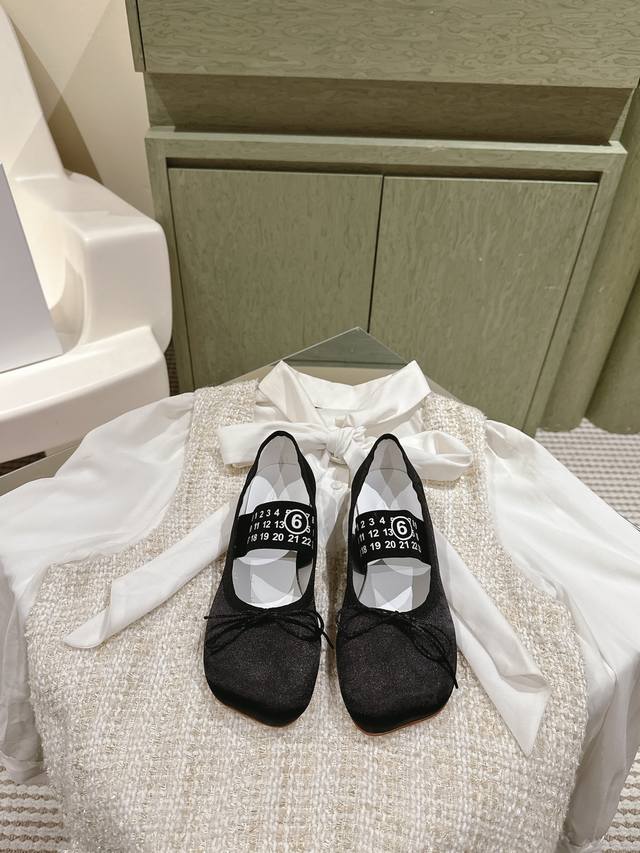 224 马吉拉专柜同步最新单鞋 大热时尚风 弹力织带私印系列 ！ Mm6 Maison Margiela的实验性从功能主义的解构美学出发，意想不到的玩味和前卫演