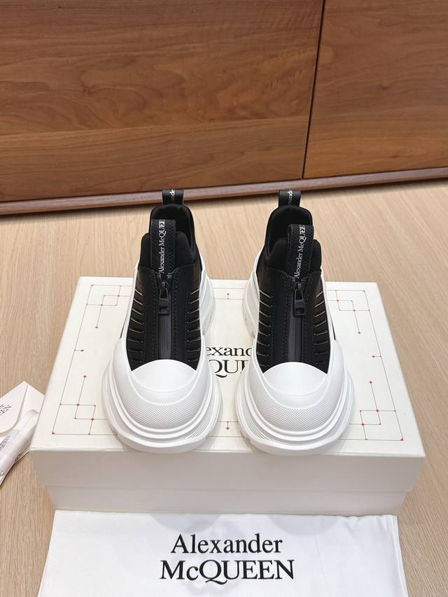 代购级 男+10 #麦昆情侣皮面拉链休闲短靴！ 这款Tread Slick靴子采用黑色牛皮革制成，鞋面配有外露式银色机车风格拉链，纹理橡胶包边和同色调Alexa