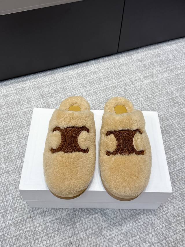 代购级 Celine 塞琳 25Ss 秋冬新品 一脚蹬羊毛拖鞋 这一季的赛琳又让我重新爱了它一次！ 这季节美鞋太多这款毛拖 真的是让我无法自拔真太可爱了～ 毛茸