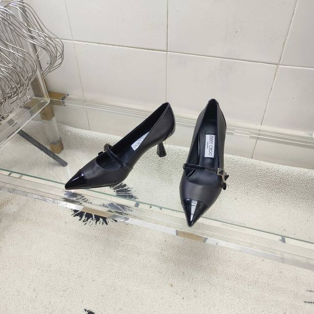 Jimmy Choo 65高跟鞋进口柔软小羊皮拼软漆皮，质感柔软细腻又不失高级感。尖头6.5厘米小锥跟，优雅稳固全天上脚不累。日常通勤走秀都轻松驾驭！金属珍珠吊