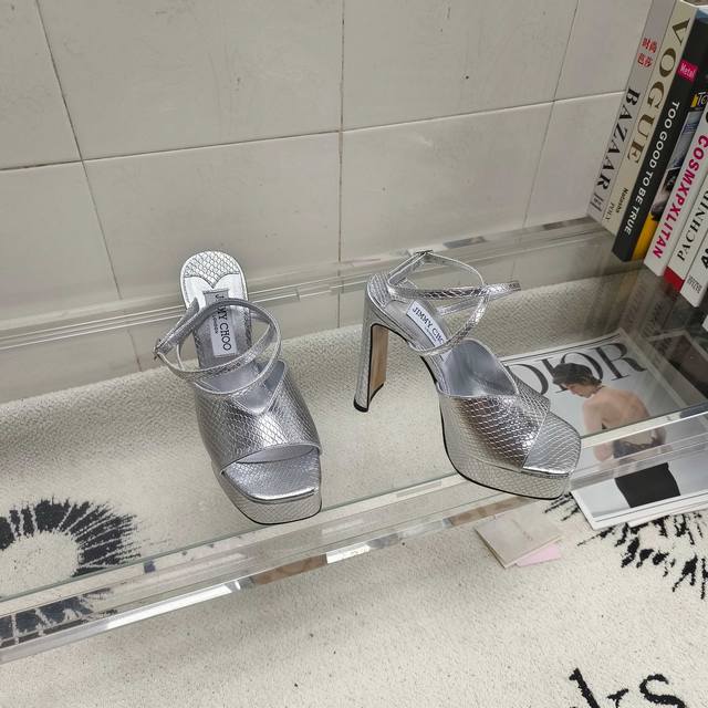 Jimmy Choo 一字交叉带凉鞋走在阳光下简直能闪瞎眼！粗跟设计走路稳稳当当，完全不用担心会崴脚哦！方头的设计复古又时尚，搭配小裙子或者牛仔裤都超好看！无论